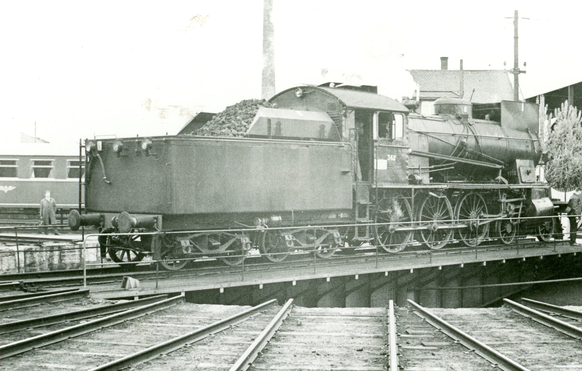 Damplok type 30b nr. 362 på Hamar stasjon. Lokomotivet er trukket frem for fotografering i forbindelse med Svenska Järnvägsklubbens veterantogstur.