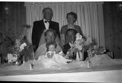 Brudepar er Agnes Bergo og Halvor Golberg.
Bak står Thorlei