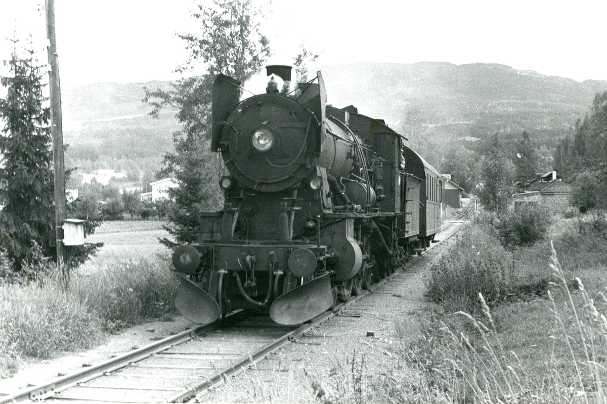 Damplokomotiv type 30b nr. 347 med godstog kjører ut fra Skreia stasjon