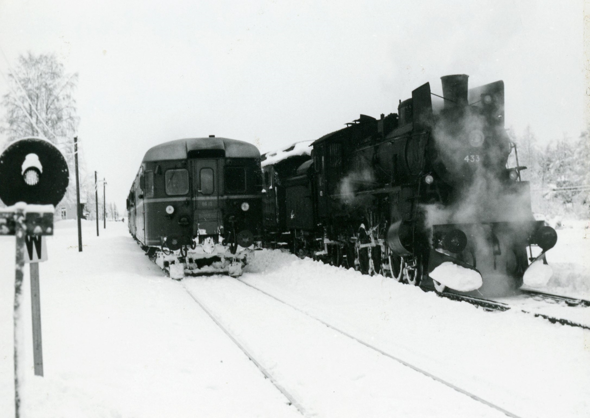 Damplokomotiv type 26c nr. 433 og motorvogn Bmdo 86.15 på Grinder stasjon