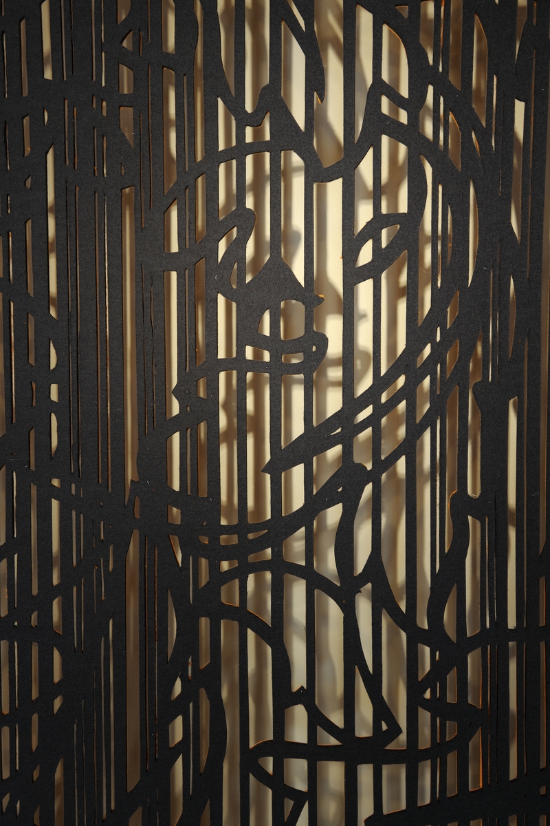 May Bente Aronsens verk er ofte skulpturale og preget av store former og mønstringer. Med lyssetting og betrakterens bevegelse foran verkene skaper hun skiftende og overraskende opplevelser. Mønstringene i "Rose. Verk" tar utgangspunkt i en detalj fra et av takmaleriene som ble avdekket under restaureringen av bygget. Tekstilet er laget spesielt for presserommet i Riddervoldsgate 2.