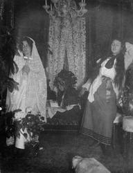 Matty Christiansen og Bébé Thams leker teater på Bårdshaug.