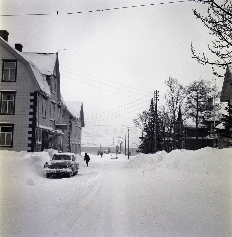 Torggata på Sortland vinteren 1963. Nede ved sundet er fergekaia på Sortland.