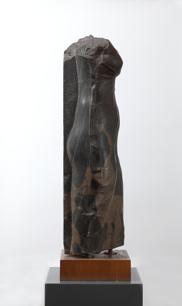 Kvinne fremstilt som Isis [Skulptur]