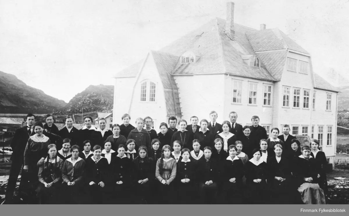 Gruppebilde av elever og lærere ved Øytun ungdomskole, ca 1920.