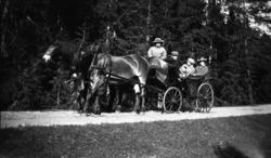 Fotoarkivet etter Gunnar Knudsen. Mennesker på tur med heste