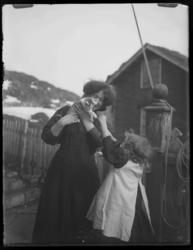 Lek med kattunge i Hamningberg. I følge vår informant Peters