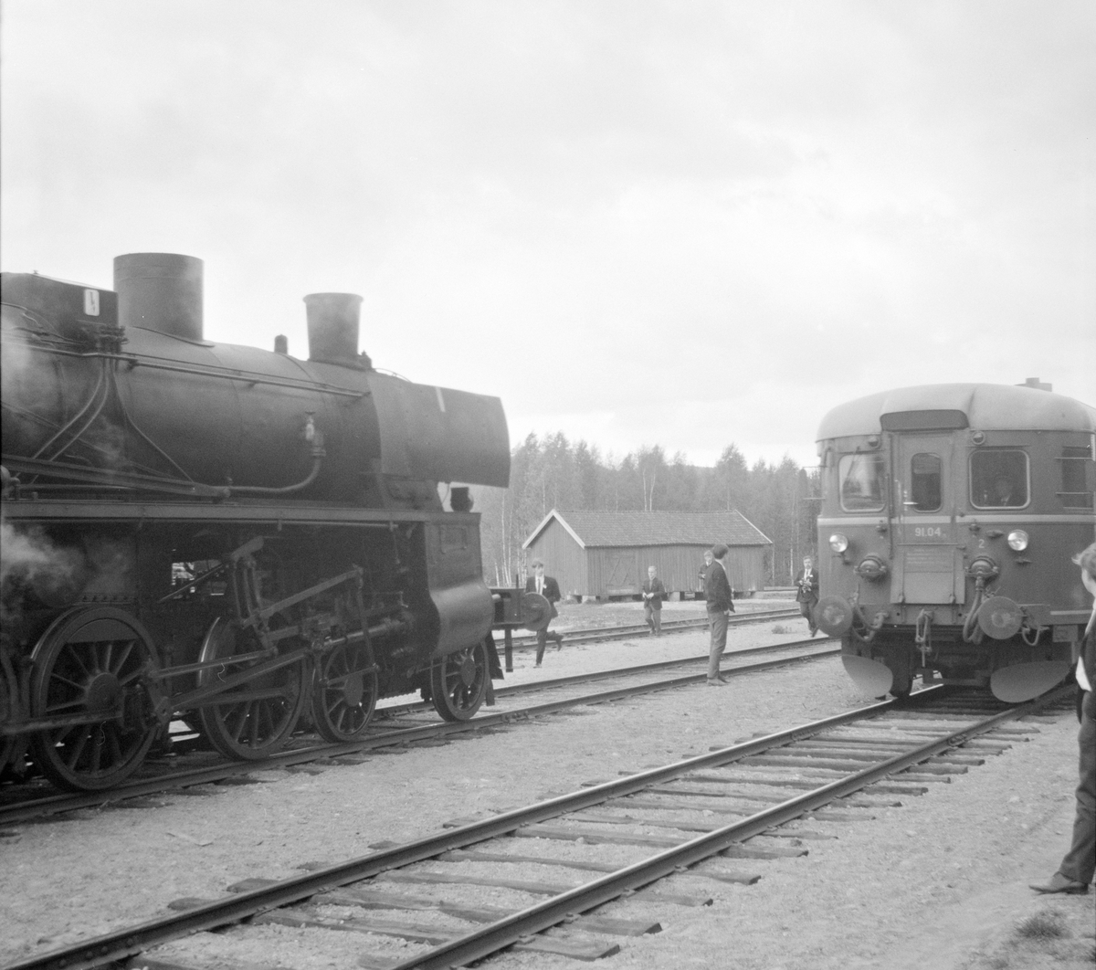 Fra veterantogturen Kongsvinger-Hamar for A/L Hølandsbanen og Svenska Järnvägsklubben. Kryssing med motorvogn type 91.