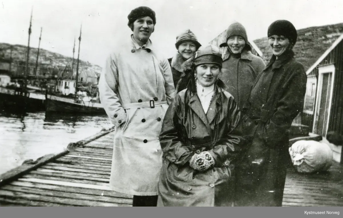 Judith Jensen bak til høyre sammen med 4 ukjente kvinner