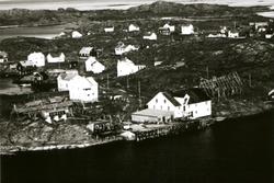 Kaianlegg med brygge, oljetank og fiskehjeller på Meløyvær.