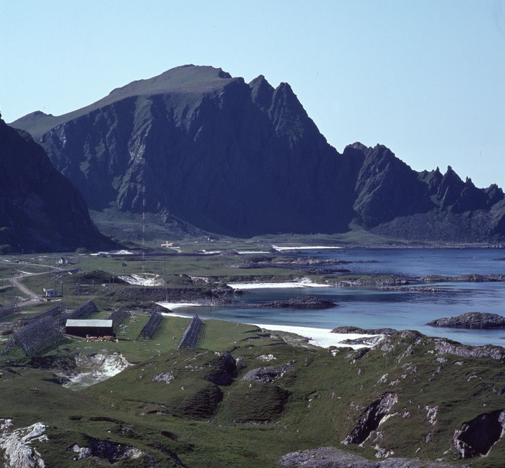 Andenes, Toftenområdet, fjellpartiet Andhue i bakgrunnen.
Janne Strand skriver: Dengang mange fiskehjeller  --- i dag står en eneste fiskehjell igjen på et av norges eldste fiskevær. Så synd at den ikke er tatt vare på  ... det er et fortidsminne som burde vært bevart.