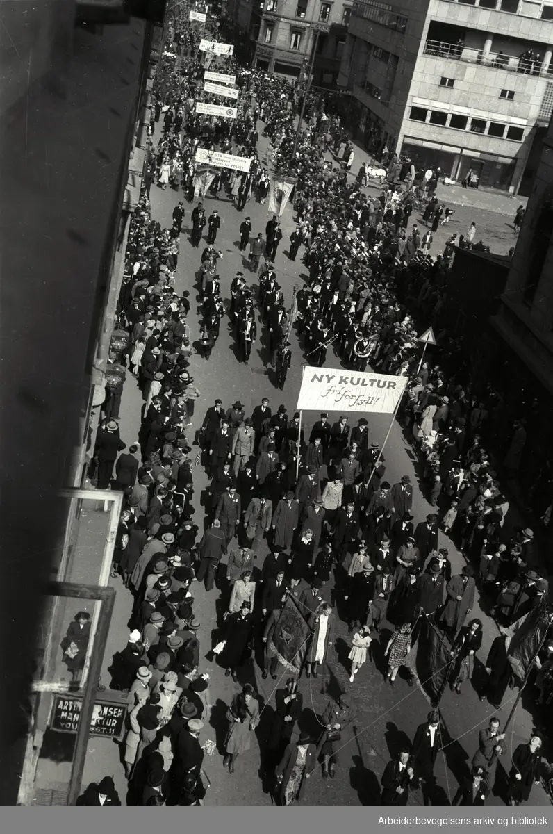 1. mai 1946, demonstrasjonstoget. Parole: Ny kultur fri for fyll.