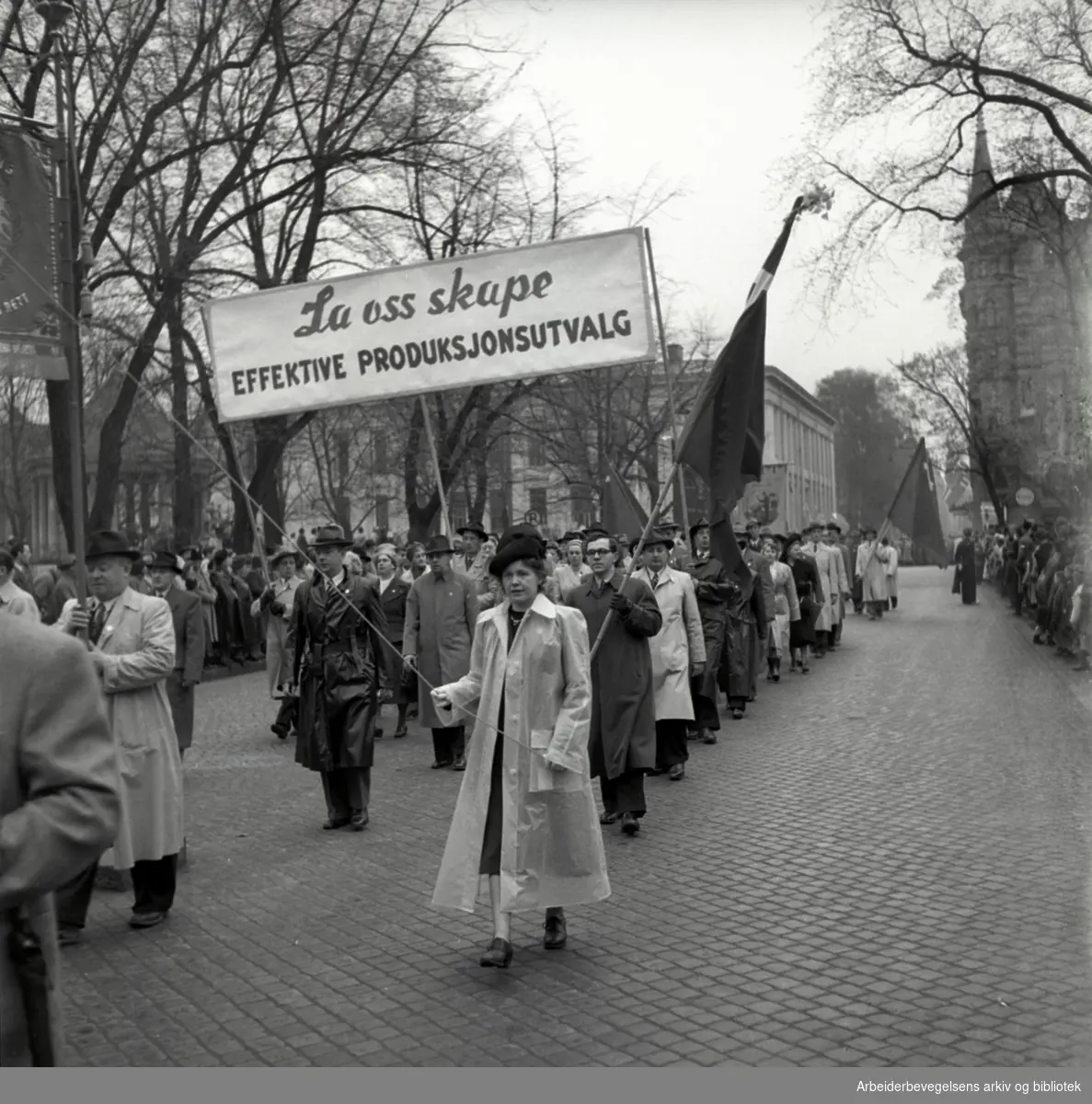 1. mai 1950, demonstrasjonstoget. Parole: La oss skape effektive produksjonsutvalg.