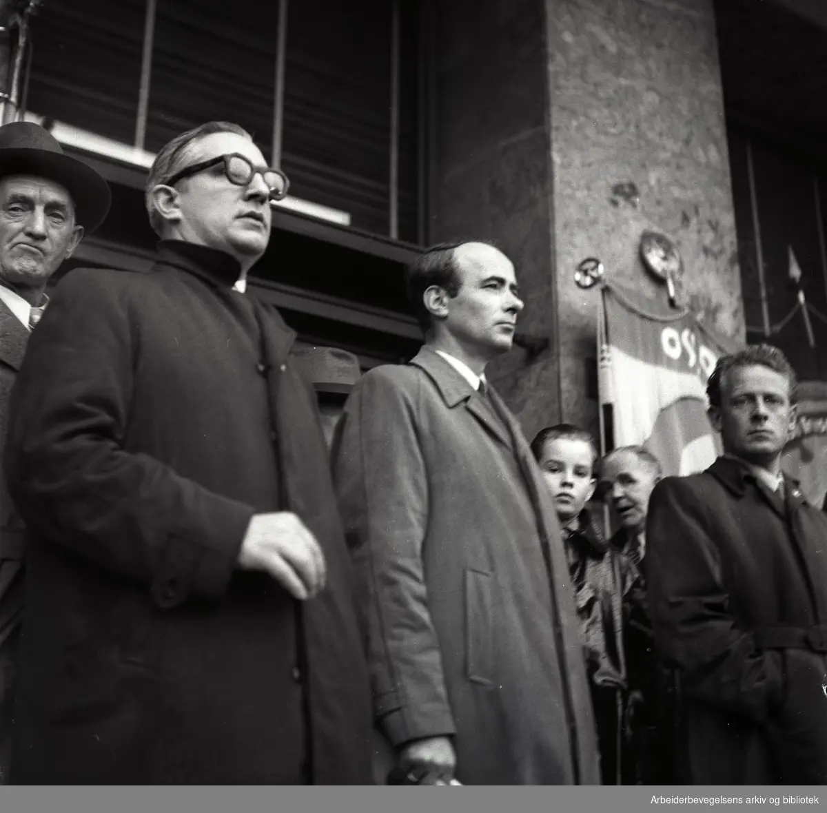 1. mai 1953 i Oslo.Rådhusplassen.I forgrunnen: Kåre Hansen, Trygve Bratteli og Gudmund Harlem...