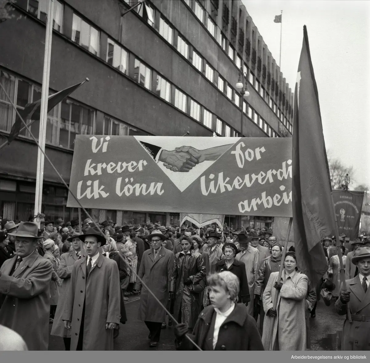 1. mai 1954 i Oslo.Demonstrasjonstoget.Parole: Vi krever lik lønn for likeverdig arbeid...