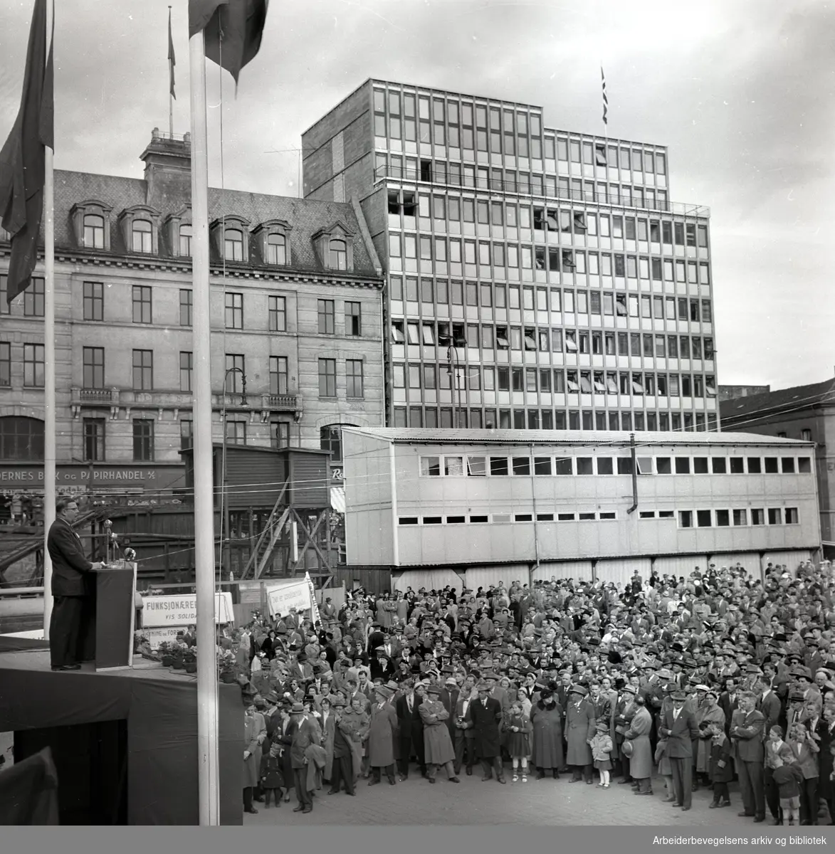 1. mai 1958, Nils Hønsvald taler på Youngstorget.