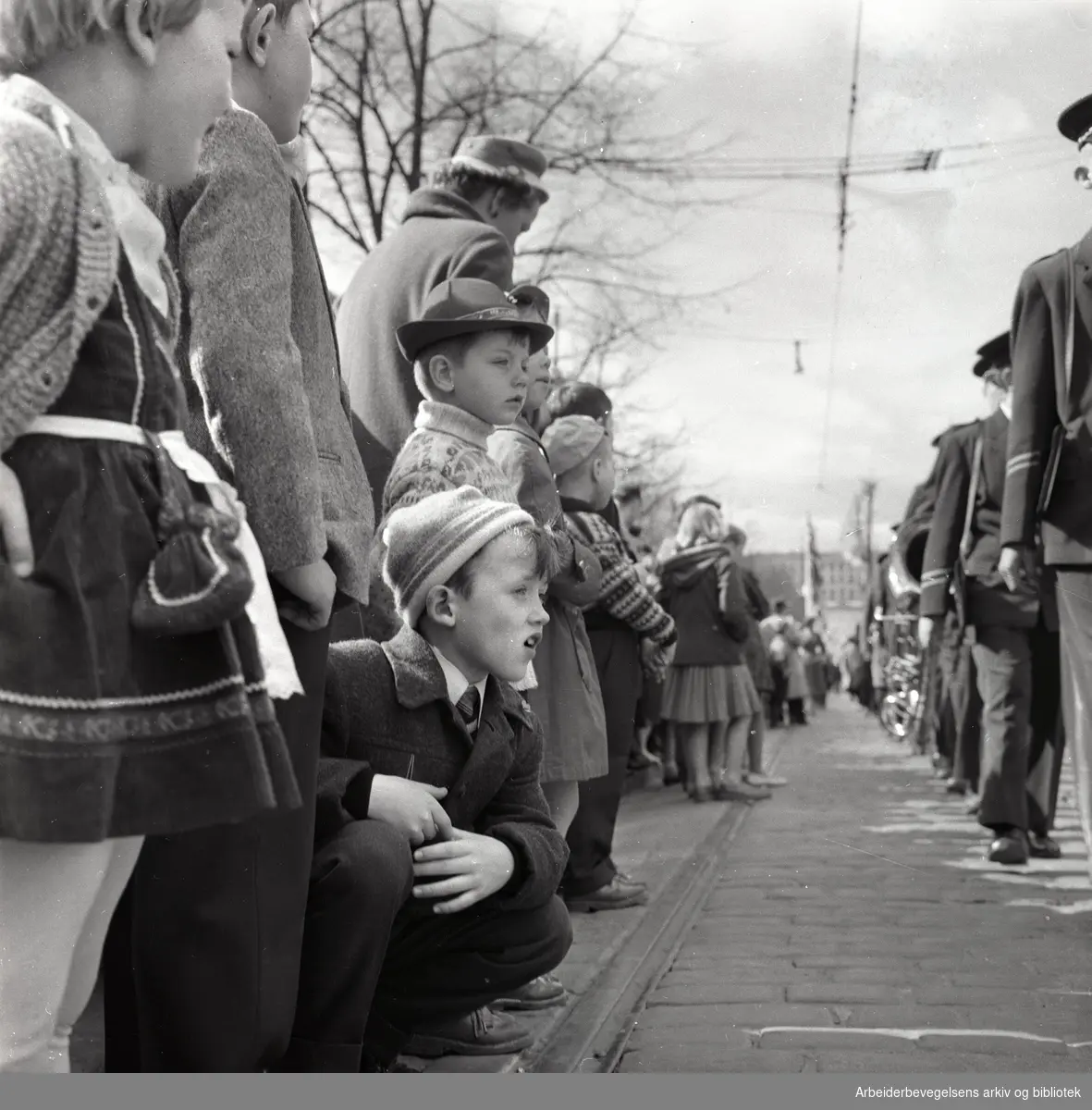 1. mai 1958 i Oslo.Tilskuere til demonstrasjonstoget på Karl Johan....