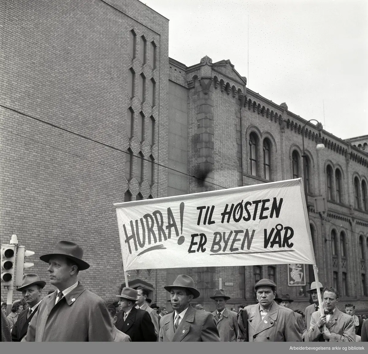 1. mai 1959 i Oslo.Karl Johans gate.Demonstrasjonstoget.Parole: Hurra! Til høsten er byen vår....