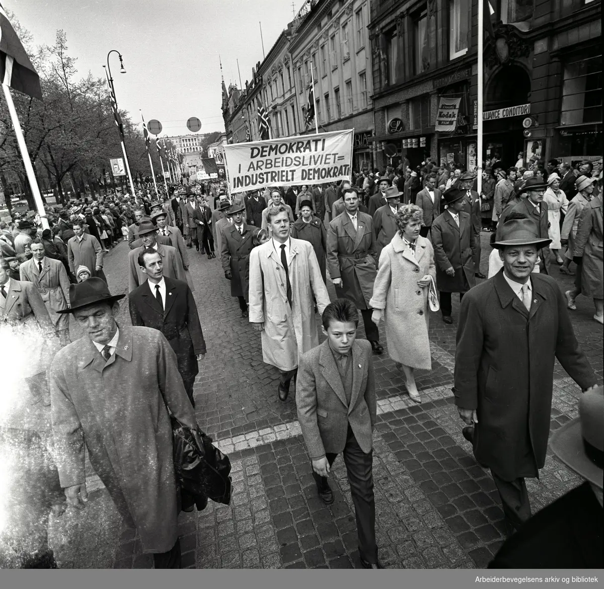 1. mai 1961 i Oslo.Demonstrasjonstoget i Karl Johans gate..Parole: Demokrati i arbeidslivet = industrielt demokrati...