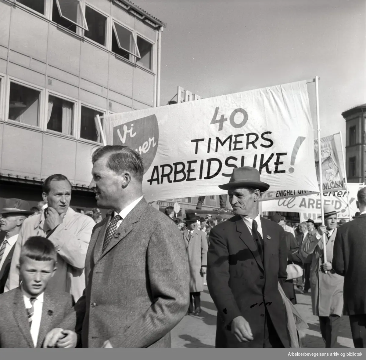 1. mai 1961, kommunistpartiets demonstrasjonstog på Youngstorget. Parole: Vi krever 40 timers arbeidsuke!