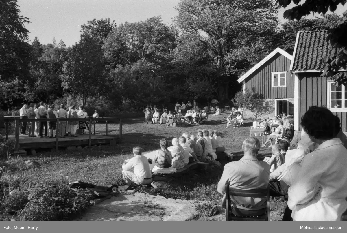 Sommarkväll på hembygdsgården Långåker i Kållered, år 1985.

För mer information om bilden se under tilläggsinformation.