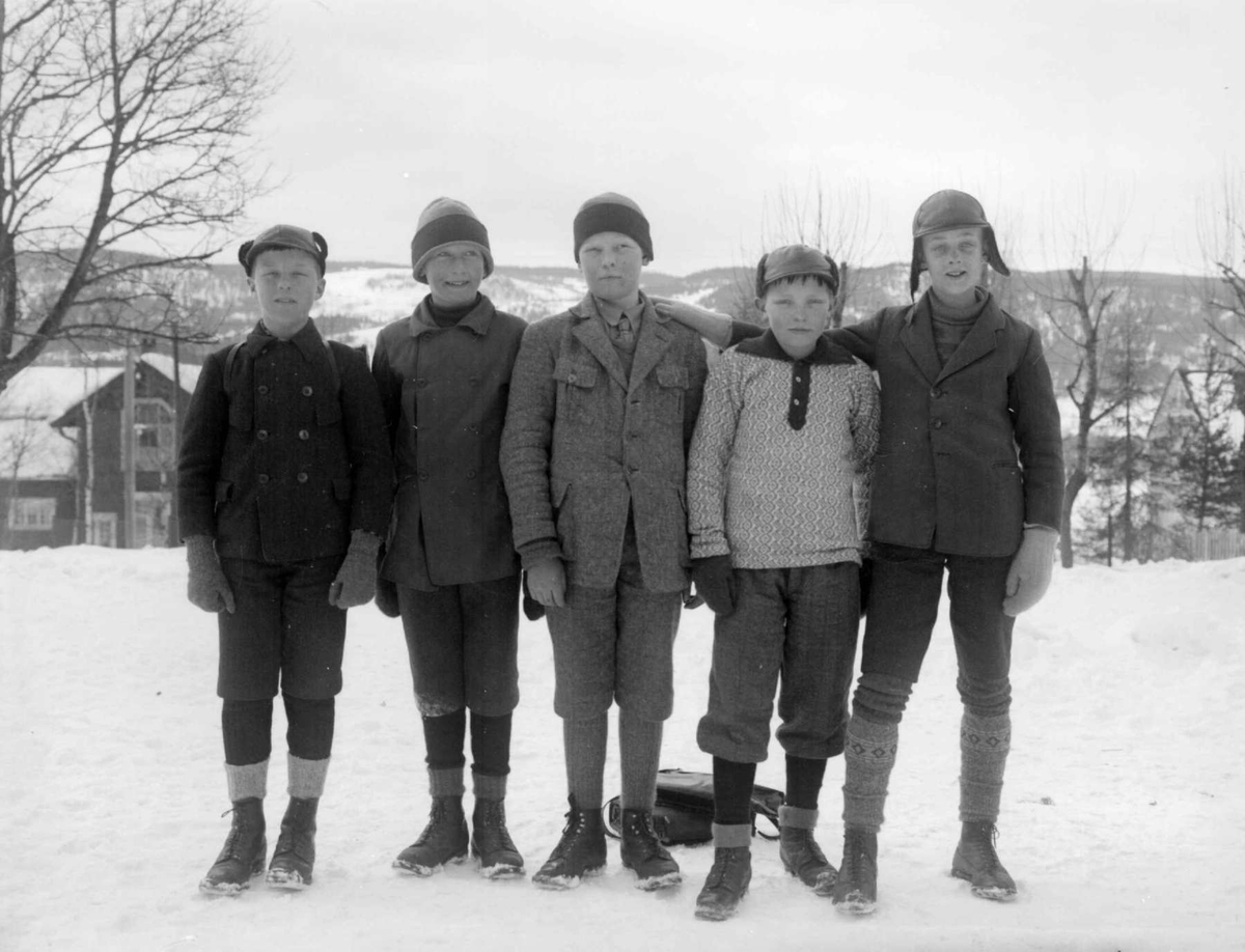 Skoleelever ved Lillehammer folkesskole 1925. Gruppe av skolebarn ...