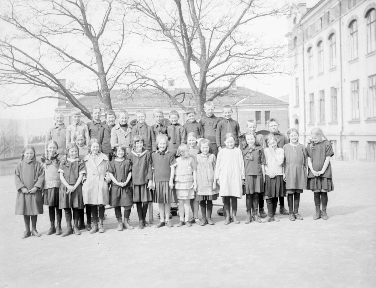 Klassebilde. Lillehammer folkesskole 4A 1925. Gruppe av skolebarn. Elever.