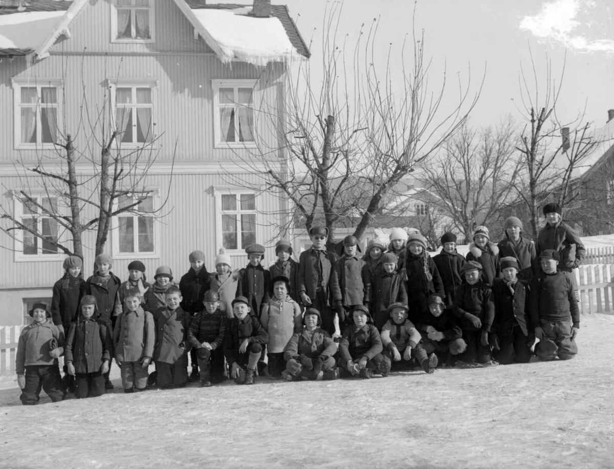 Skoleelever ved Lillehammer folkesskole 1925 - 1930. Gruppe av skolebarn. Søndagshjemmet og Hammer gård.