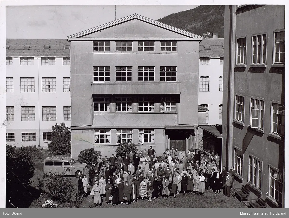 Ein del av arbeidarane ved Trengereid Fabrikker avd. Solheim, september 1955.