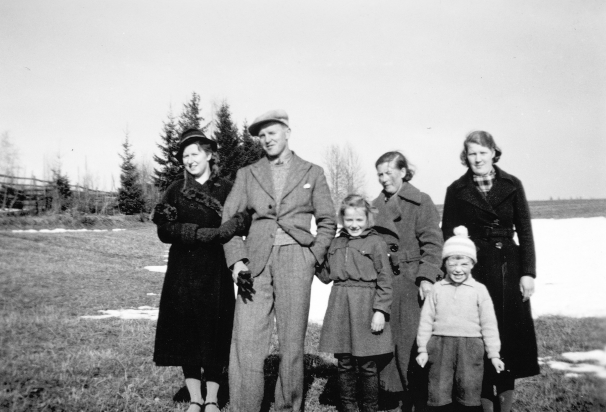 Familien på Søndre Tomter (Ner-Tomter) i slutten av 1930-åra. F.v: Signe, Gudmund, Marta, Helga, Harald (foran), ukjent.