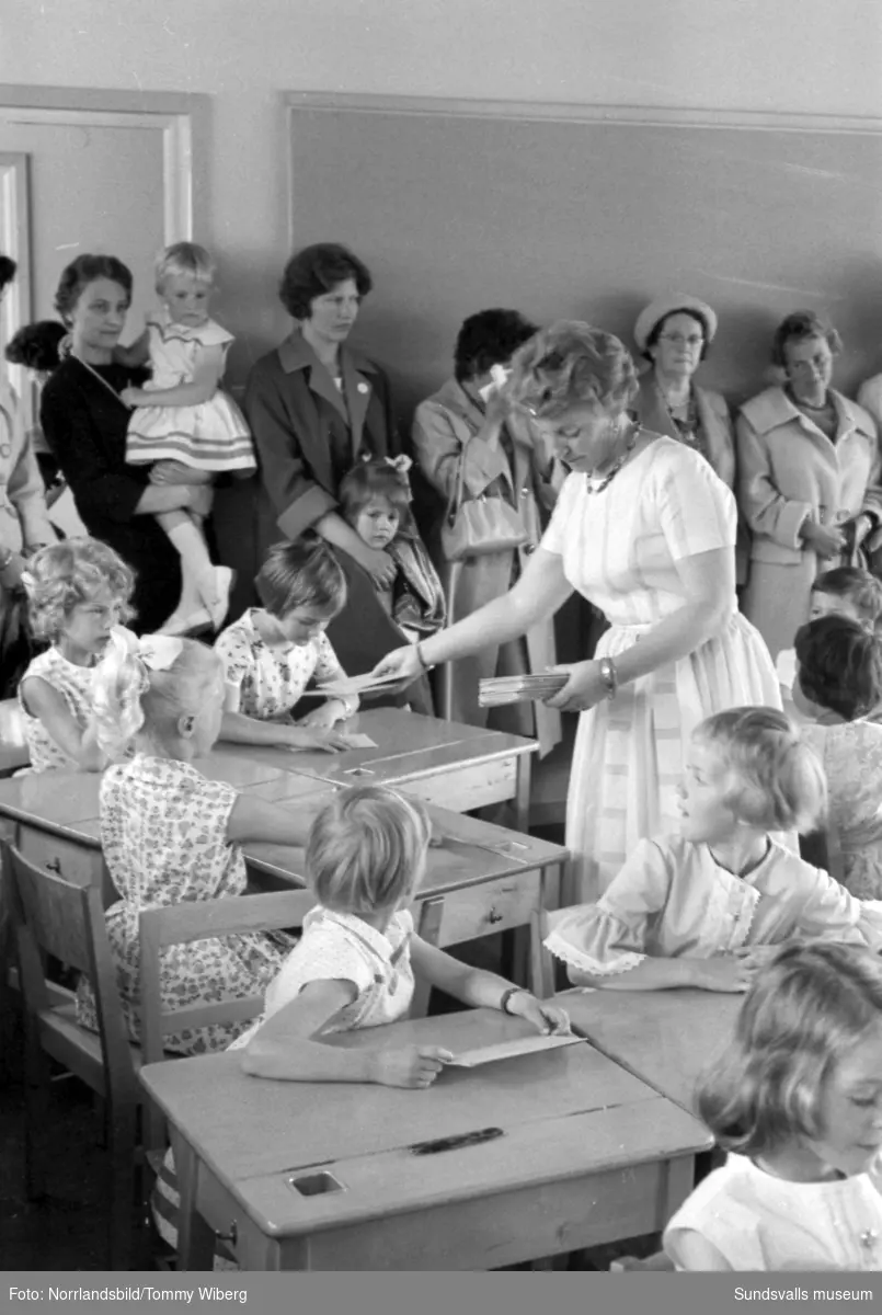 Skolavslutning med bland annat betygsutdelning för förstaklassarna efter det första läsåret vid den nybyggda Tomteskolan.