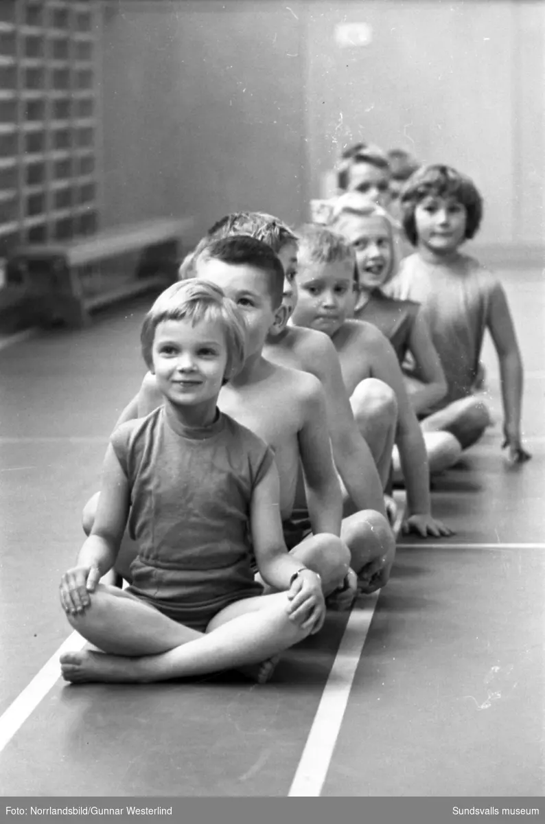 Tomteskolans förstaklassare har gymnastiklektion.