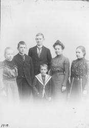 Fotoarkivet etter Gunnar Knudsen. Familie/søskenportrett, 19