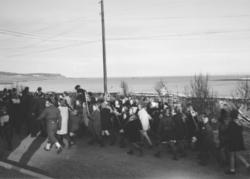 8. mai 1945 i Vadsø. En gruppe barn går i tog.