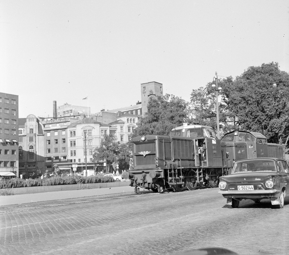Godstog ved Rådhusplassen på Havnebanen trukket av to diesellokomotiver type Di 2
