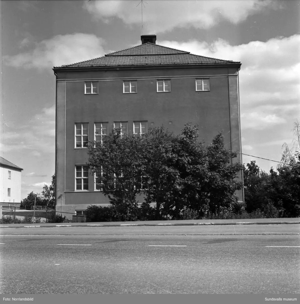 Skolan i Vapelnäs. Exteriörbilder.