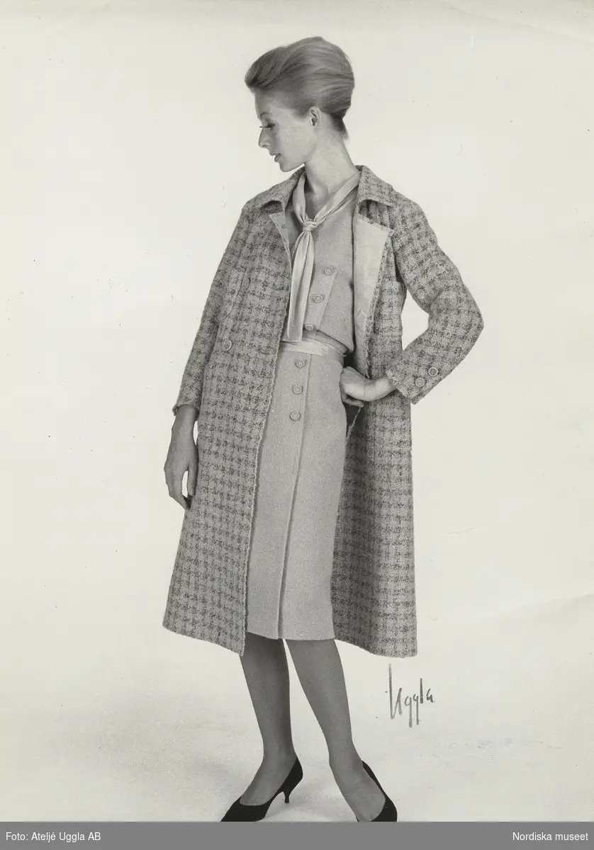 Mannekäng i lavendelblå rutig kappa och klänning. Originalmodell från Coco Chanel, NK:s Franska damskrädderi, våren 1963.