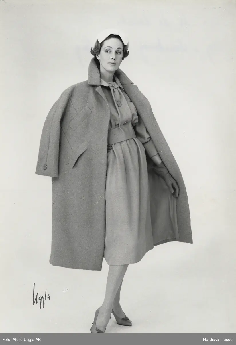 Modell i parmafärgad shantungklänning, kappa och hatt. Original M. de Rauch.