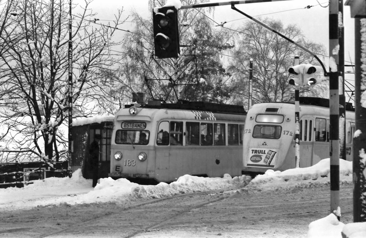 Gullfisker møtes ved Furulund på Lilleakerbanen under oljekrisen i 1973. Oslo sporveier A/S. Det var kjøreforbud for biler.