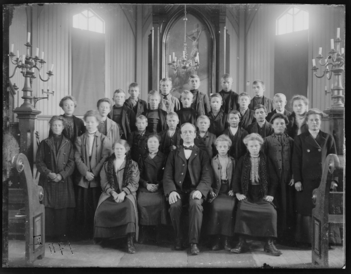 Konfirmanter i Vardø kirke 1911. Fotografert inne i Vardø kirke.