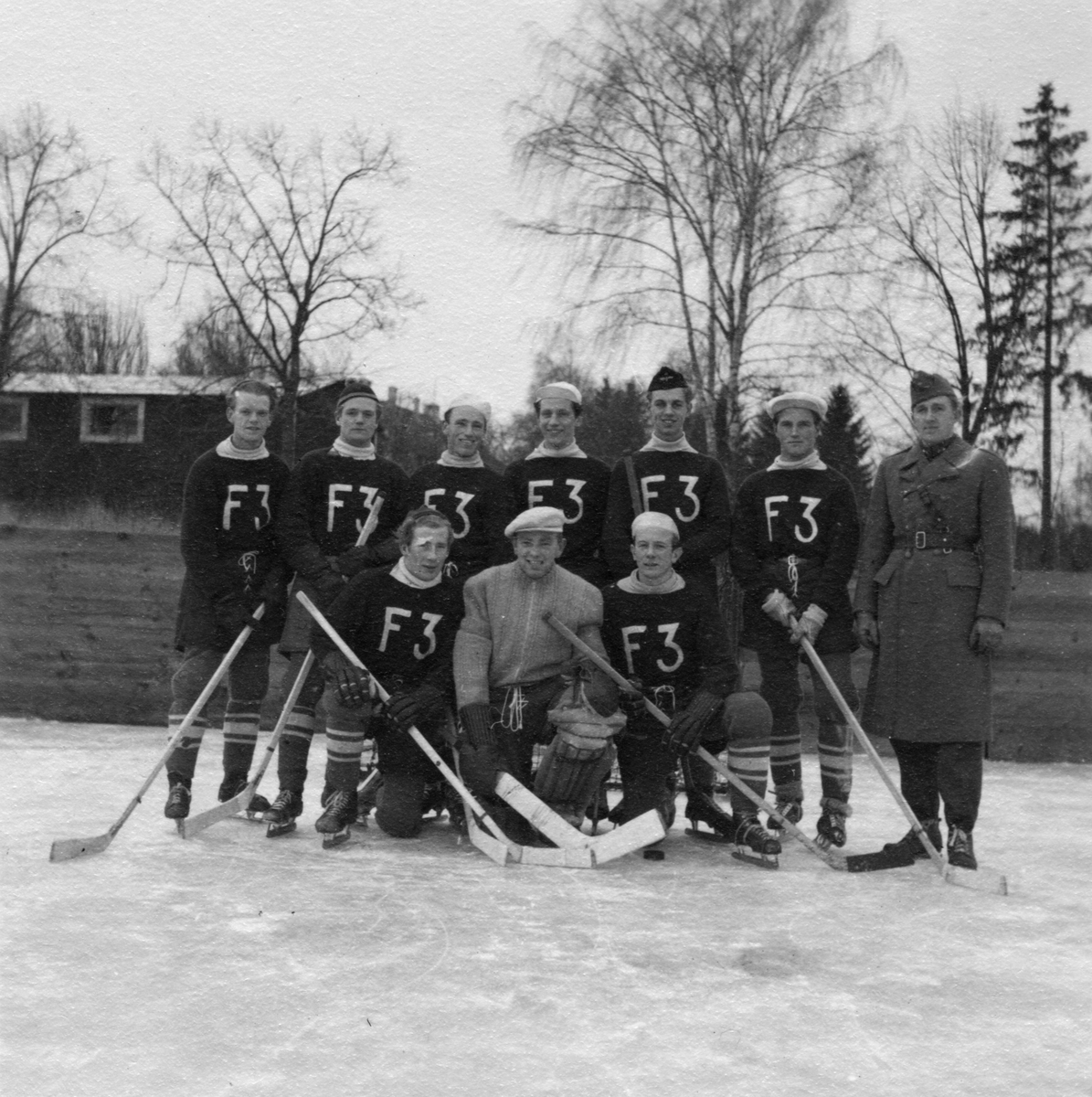 Hockeylaget på F 3 Östgöta flygflottilj. Grupporträtt på isen, tidigt 1940-tal.