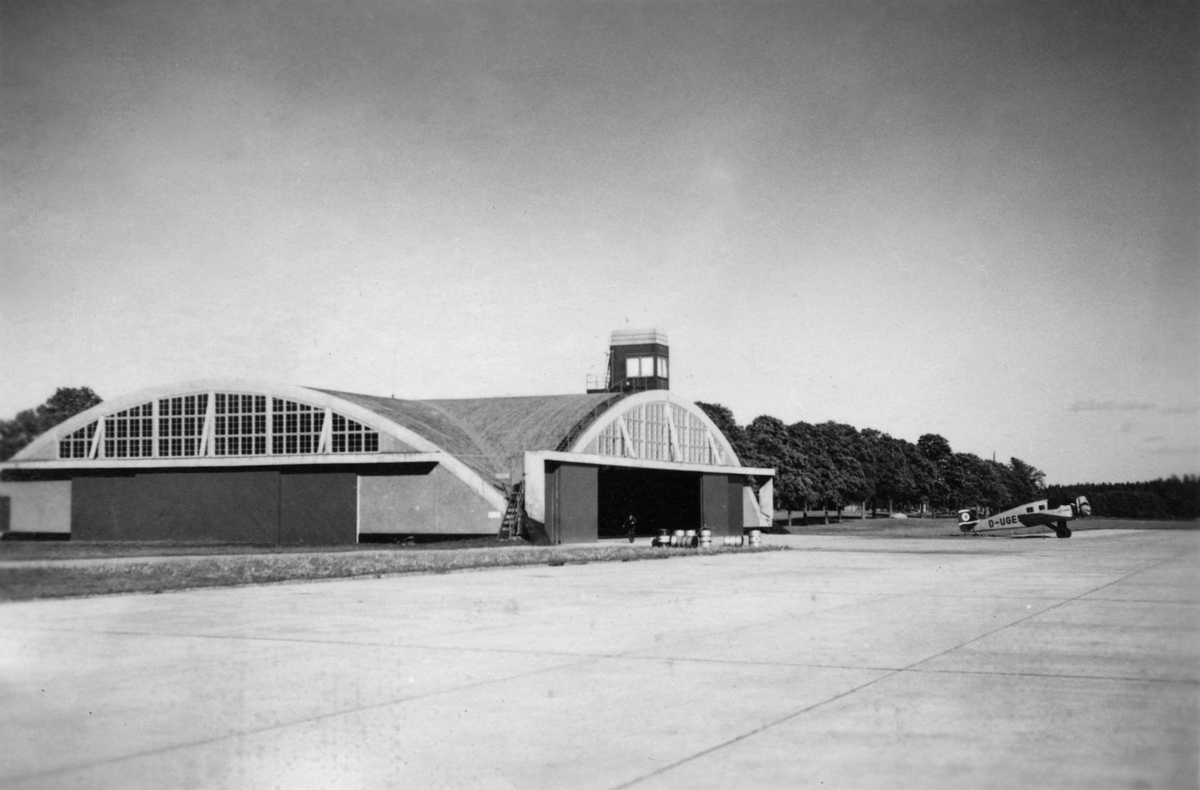 Hangar 81 med påbyggt flygledartorn på F 3 Östgöta flygflottilj, 1930 ...