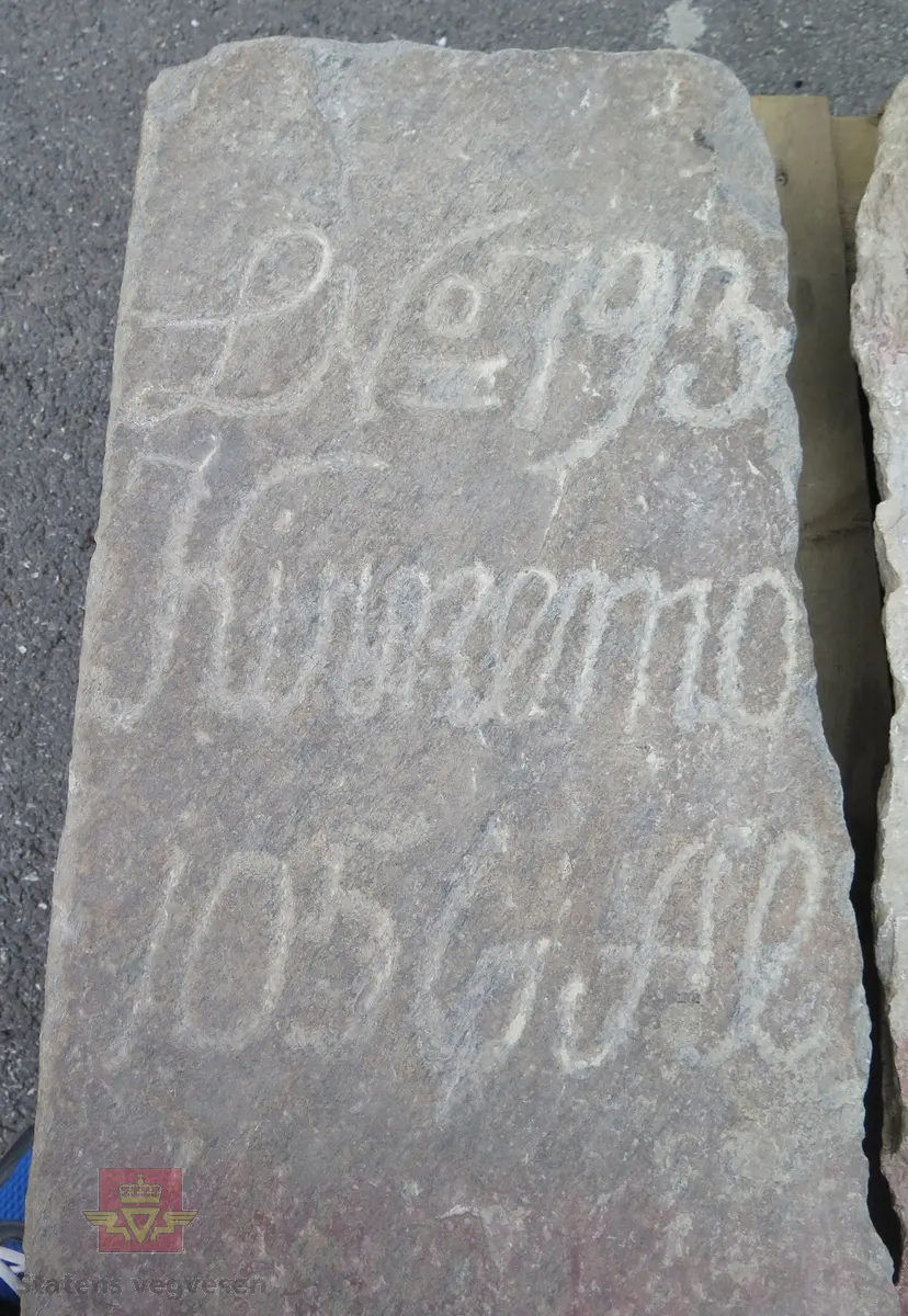 Stein med inskripsjonen: LNo 193 Kirkemo 1056 Al.