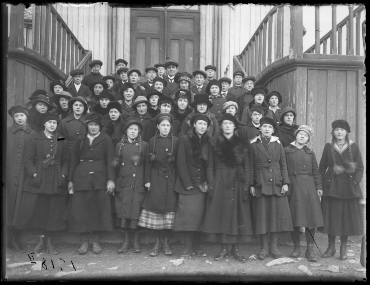Konfirmanter fotografert på kirketrappa, Vardø 1918