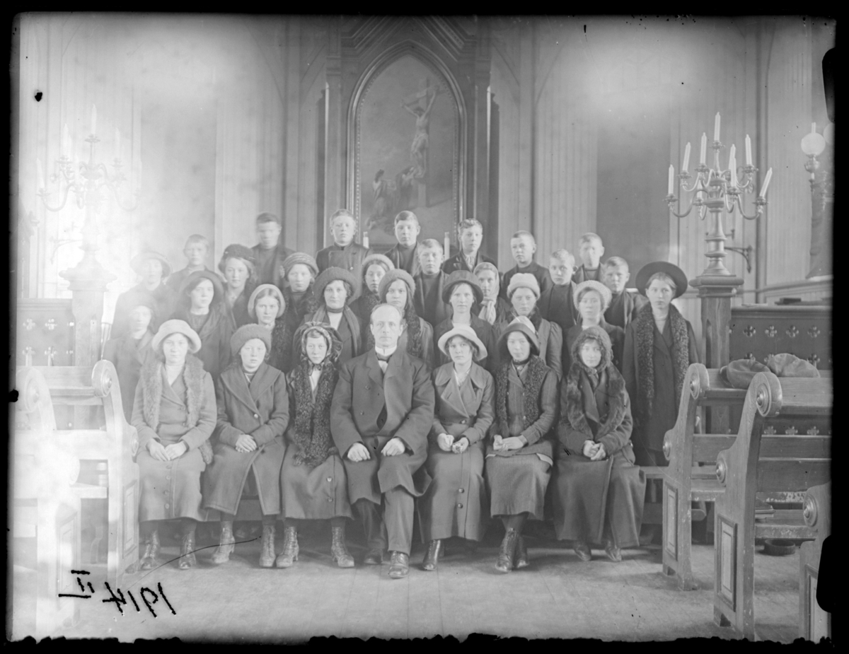 Konfirmanter, Vardø 1914. Bildet er tatt inne i kirka. Midt i første rekke presten Johan Oskar Grasmo