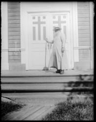 Bildet viser kirken i Boris Gleb, Russland. På kirketrappa s