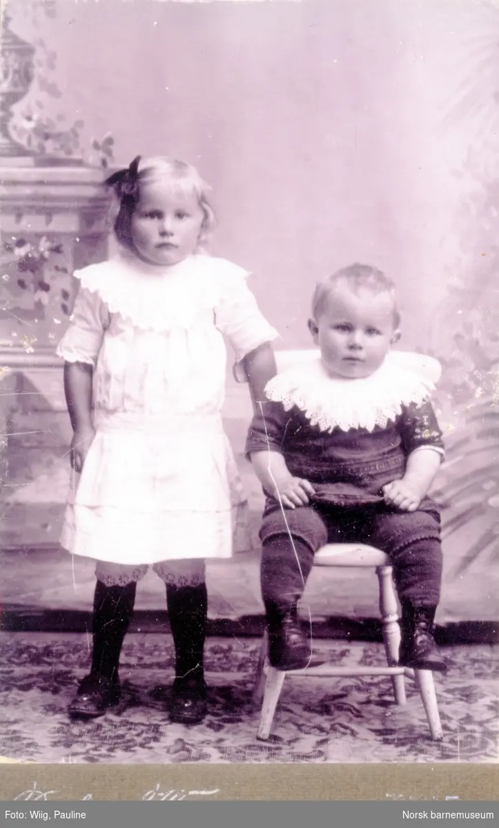 Klara fire år og Johannes to år. Hos fotografen. Foreldre var petter B og Olava Herigstad. 1912.