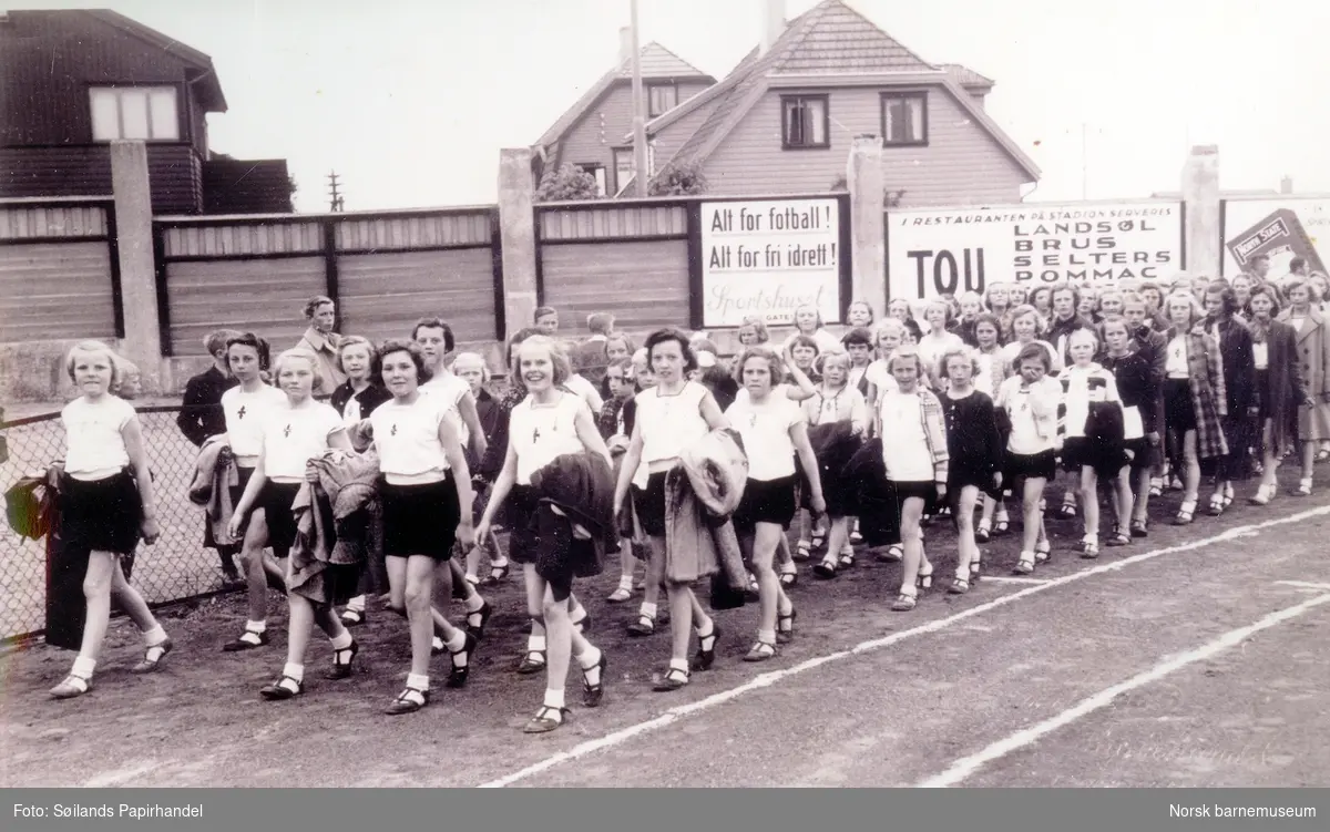 Barneturnstevne på Stavanger Stadion. Jentene er i ferd med å marsjere inn.