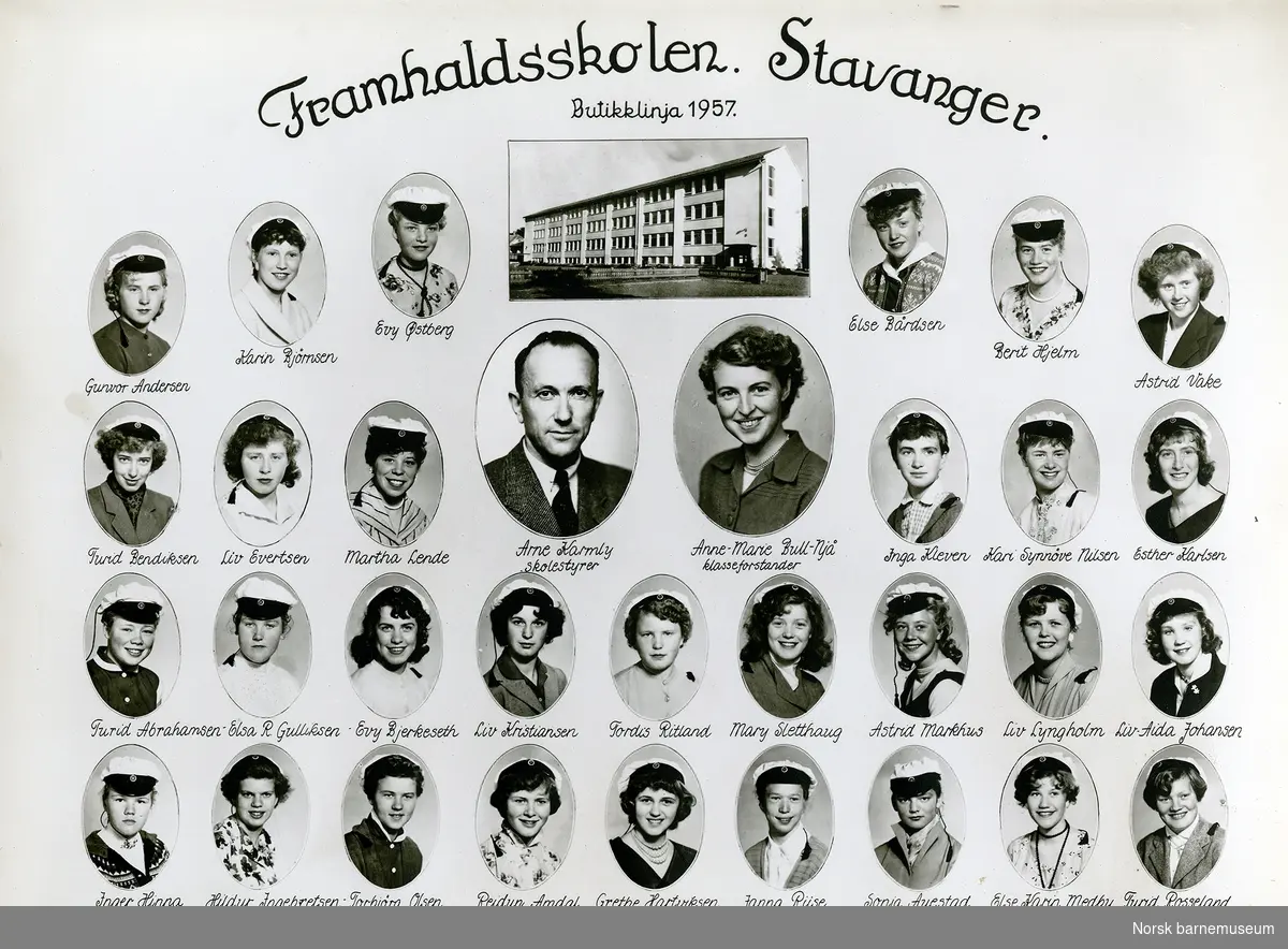 Klassebilde. Butikklinjen 1957. Framhaldsskolen.