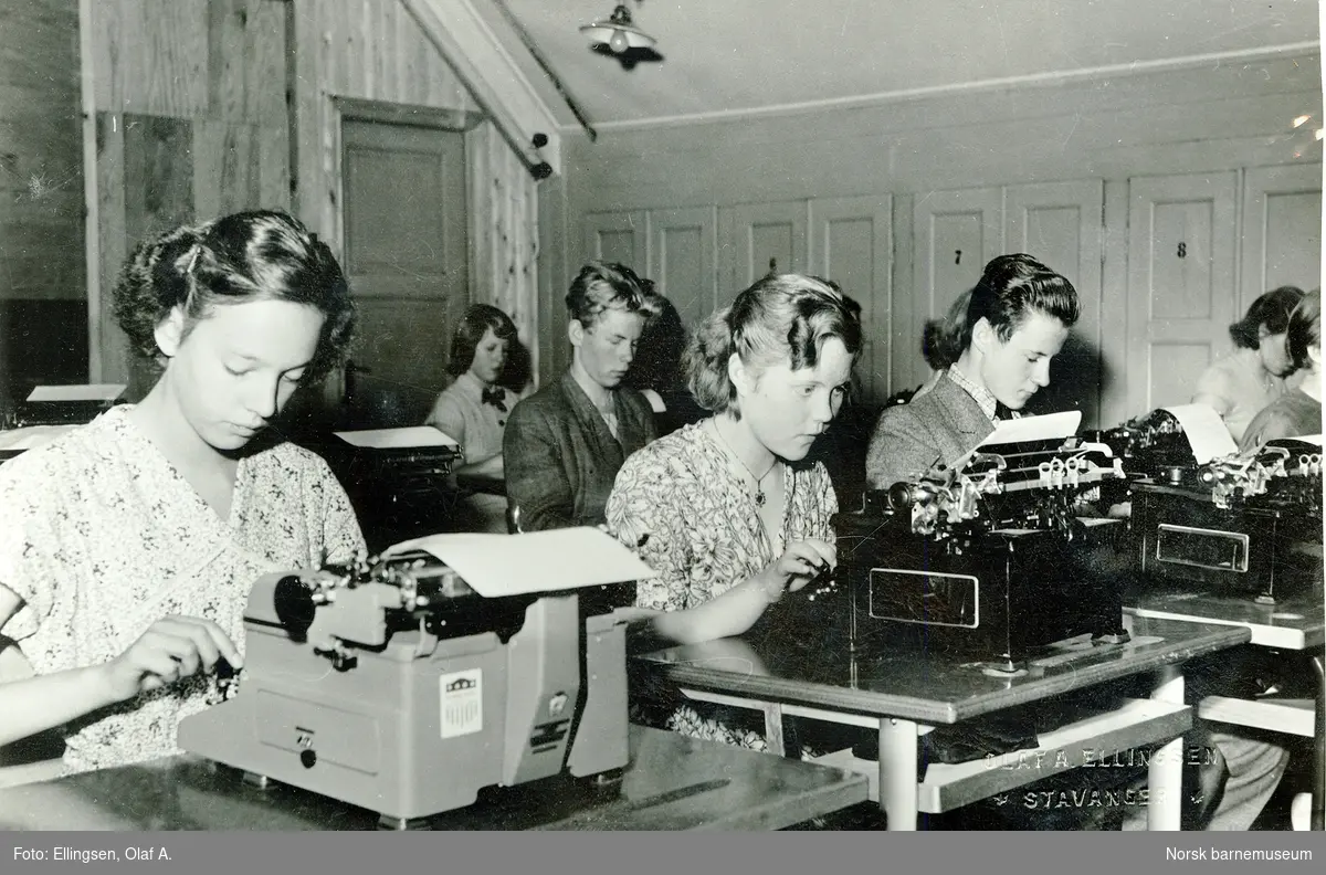 Johan Lindals klasse 1951/52. Undervisning i maskinskriving. Seks jenter og en gutt.